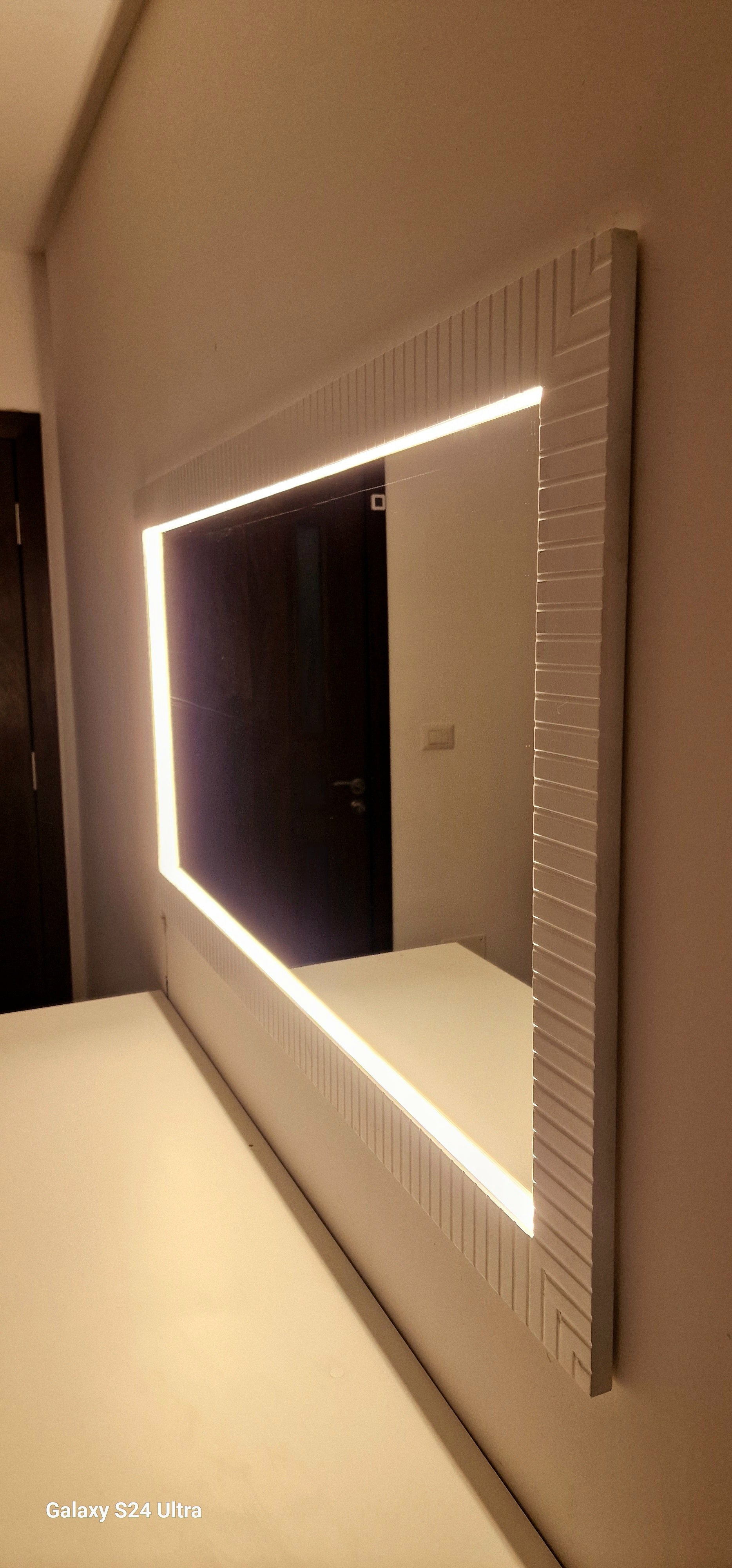 Oglindă modernă cu iluminare LED