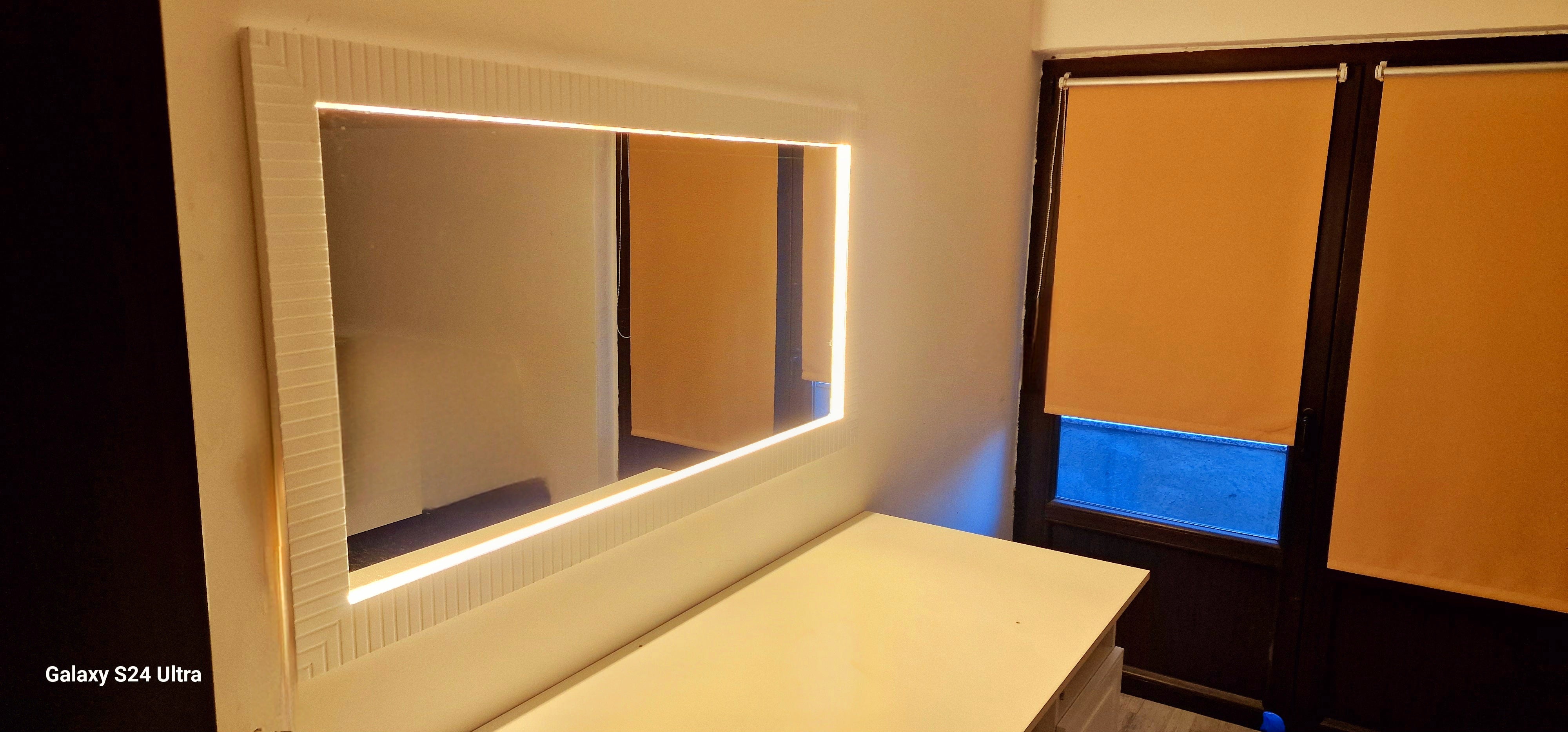 Oglindă modernă cu iluminare LED